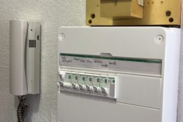 compteur-electrique-disjoncteur-interphone-appartement-mango