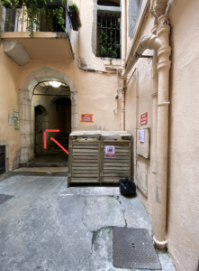 acces-aux-poubelles-etape-1-appartement-balneo