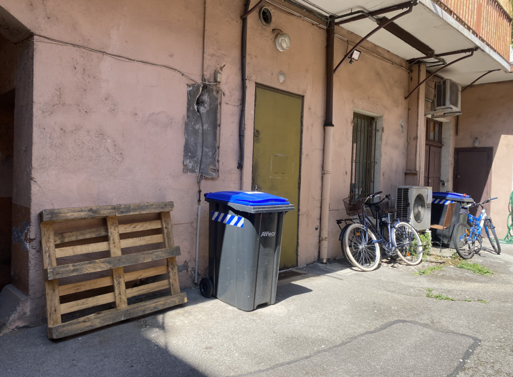 acces-aux-poubelles-appartement-mystery