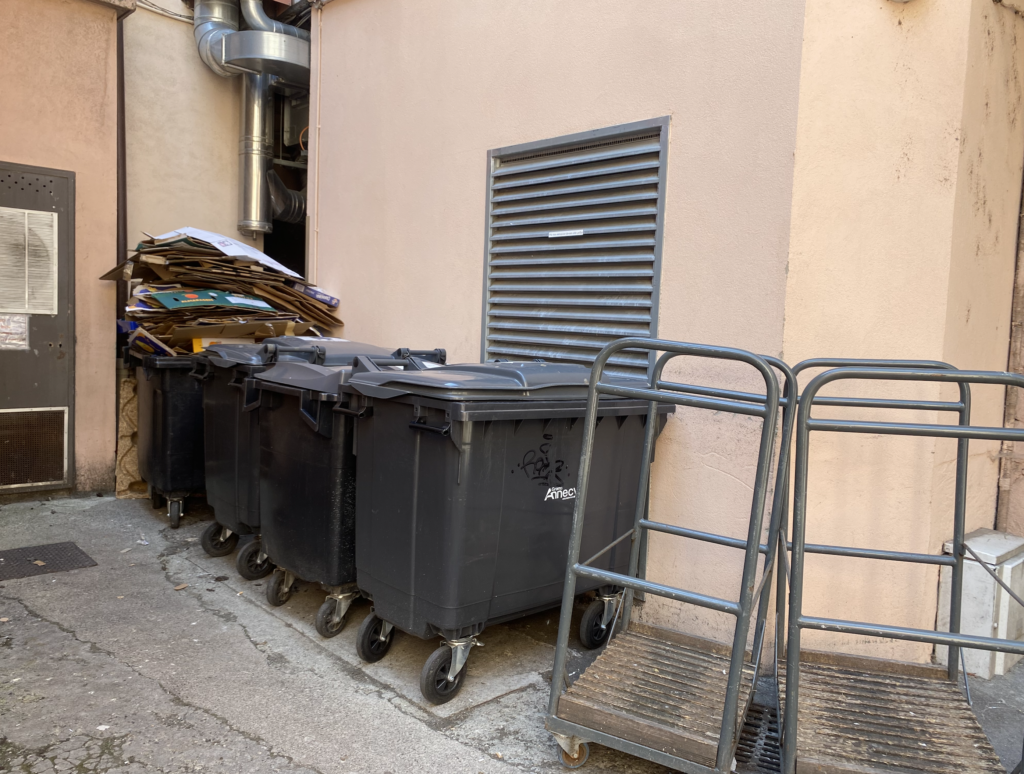 acces-aux-poubelles-appartement-mystery