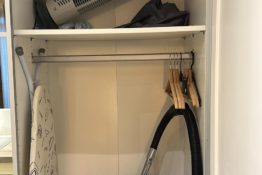 lit-bebe-ventilateur-fer-a-repasser-appartement-nid-du-lac