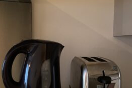 bouilloire-grille-pain-appartement-sezame