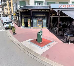 Poubelle de verre devant REGANN